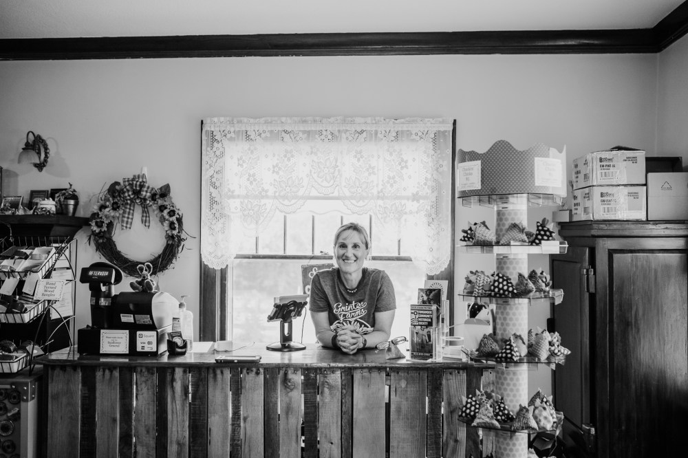 Grinter sunflower farms, grinter's sunflower field, lawrence kansas, lawrence ks, tonganoxie kansas, blogger, kayla kohn, kansas blogger, sunflower, grinter store, grinter sunflower tshirts